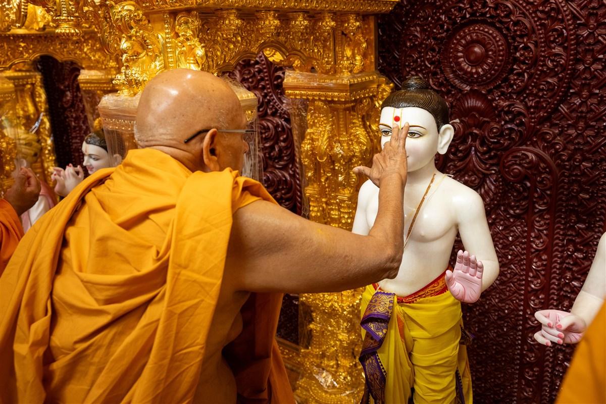 Pujya Tyagvallabh Swami performs snapan vidhi 