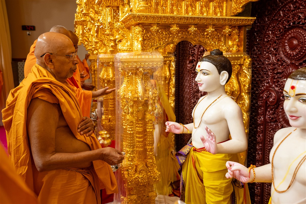Pujya Tyagvallabh Swami performs snapan vidhi 