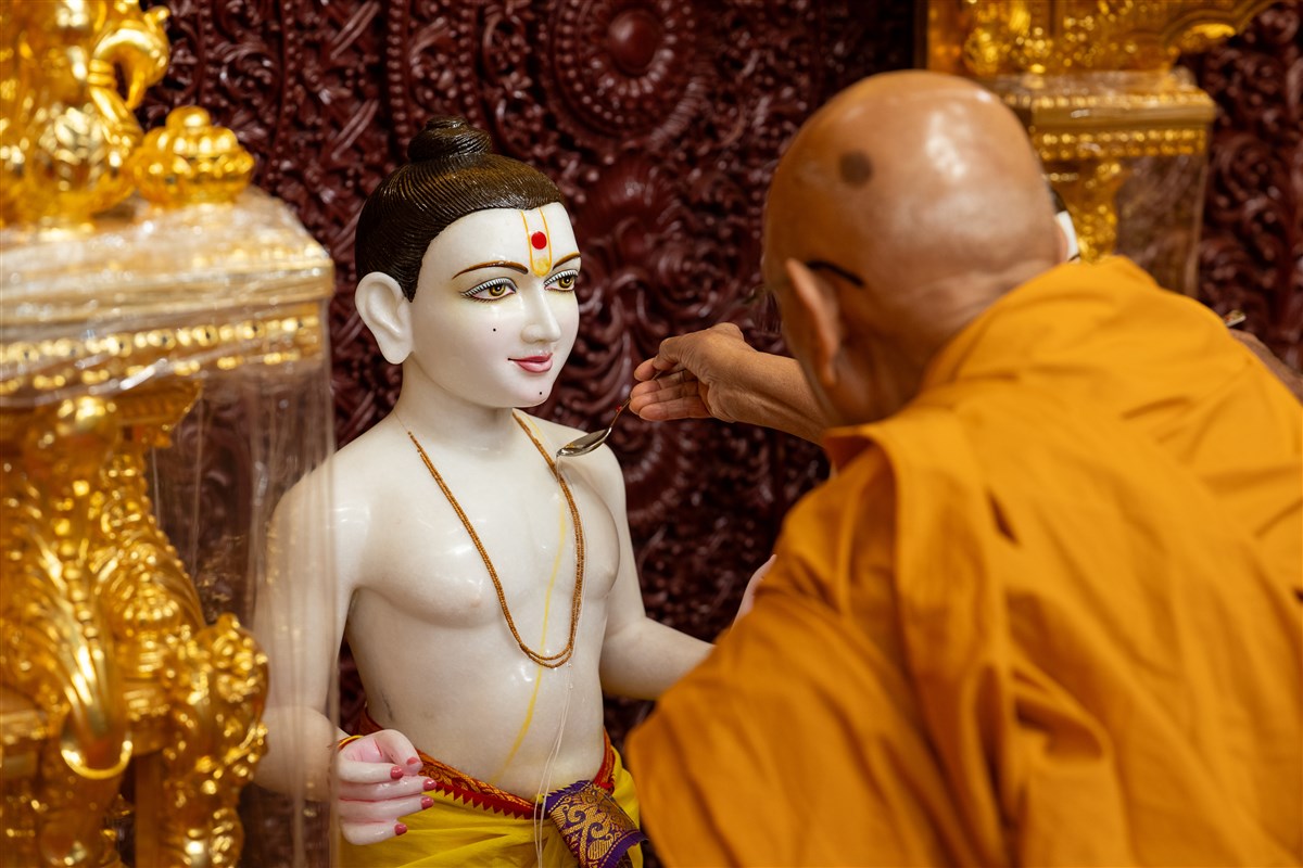Pujya Tyagvallabh Swami performs snapan vidhi 