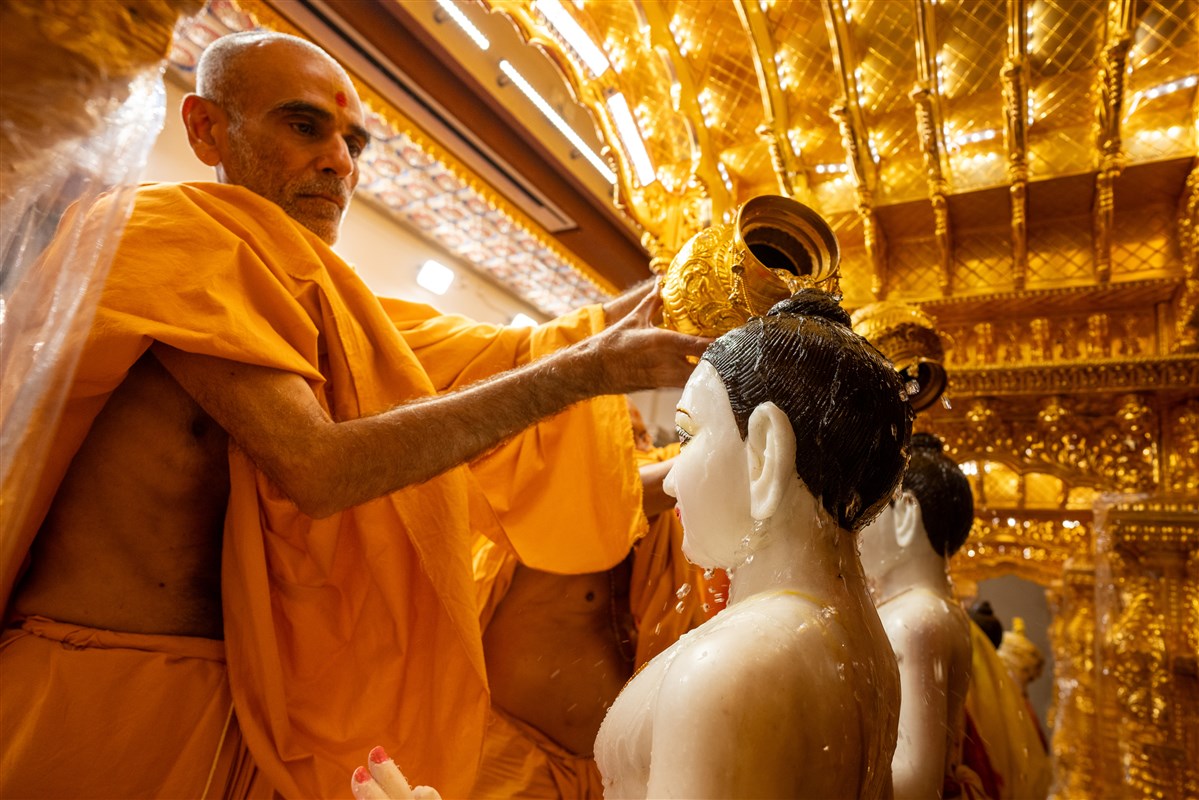 Anandswarup Swami performs snapan vidhi 