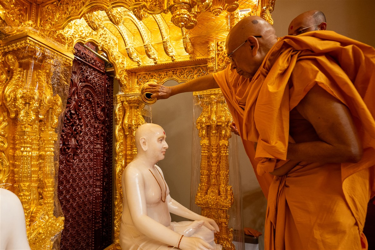Pujya Tyagvallabh Swami performs snapan vidhi 