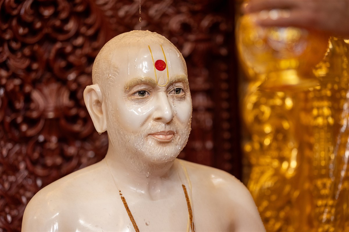 Pujya Tyagvallabh Swami performs snapan vidhi 