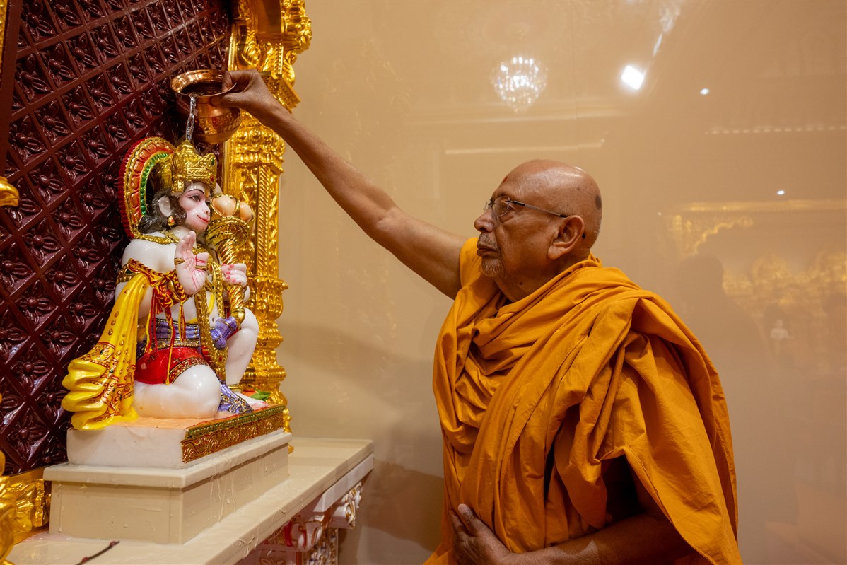 Pujya Tyagvallabh Swami performs snapan vidhi 