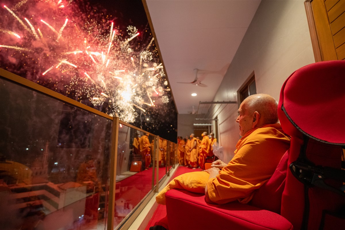 <a href="https://www.baps.org/MediaGallery/photogallery.aspx?galleryId=32416" target="blank" style="text-decoration:underline; color:blue;">Swamishri watches the fireworks</a>