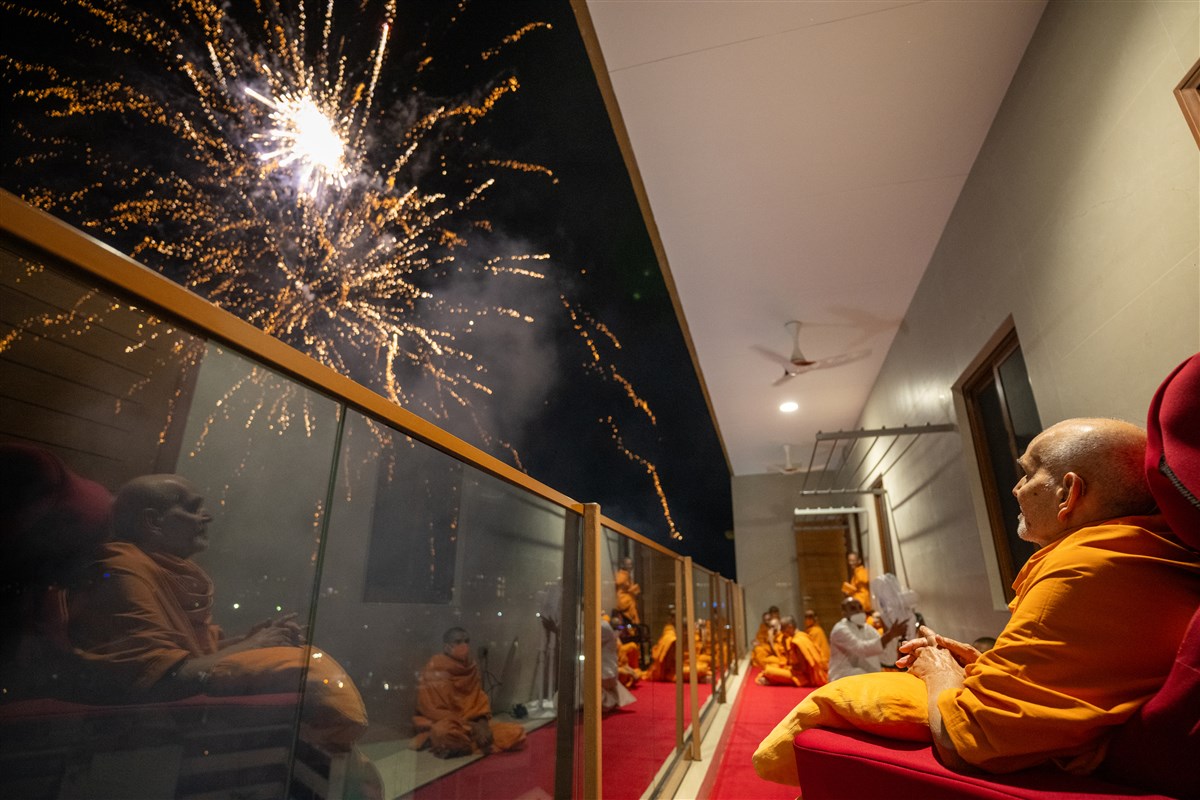 Swamishri watches the fireworks