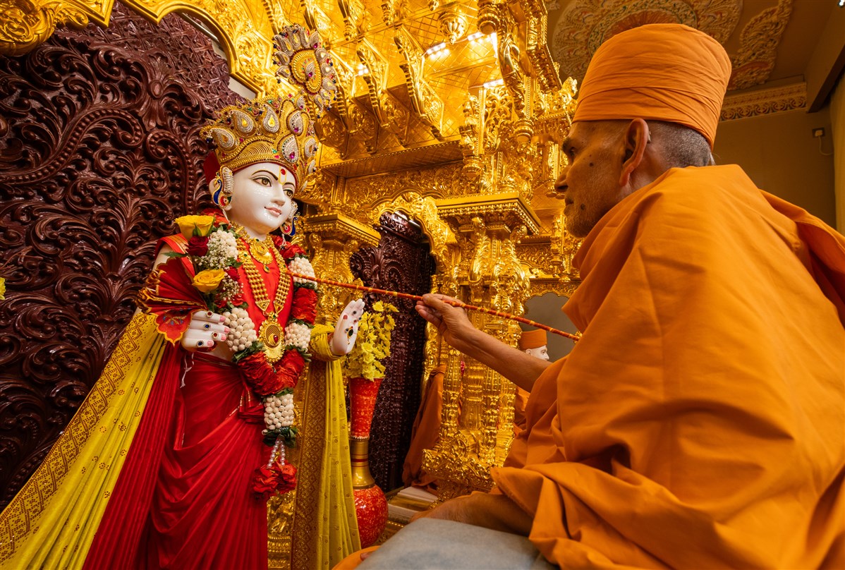 <a href="https://www.baps.org/MediaGallery/photogallery.aspx?galleryId=32414" target="blank" style="text-decoration:underline; color:blue;">Swamishri performs the murti-pratishtha rituals</a>