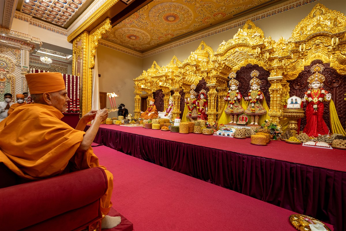 Swamishri performs the pratishtha arti