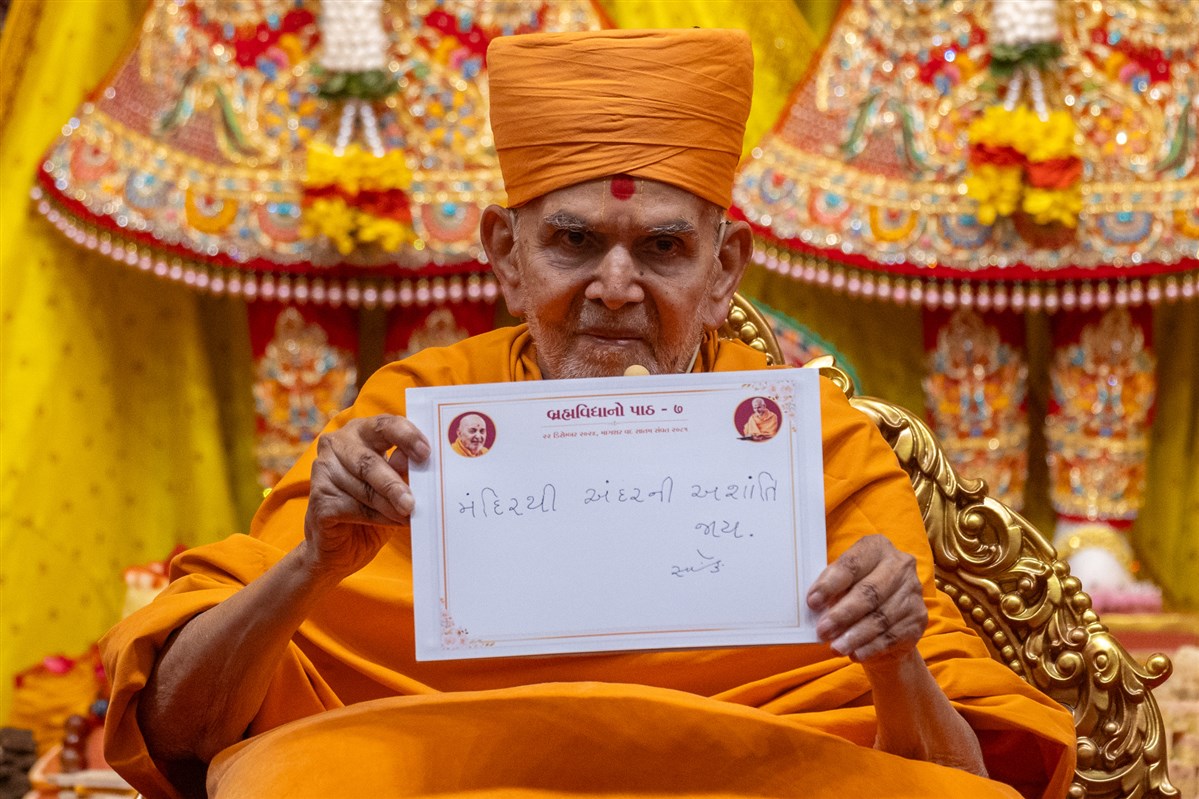 Swamishri displays a message for Dhanurmas