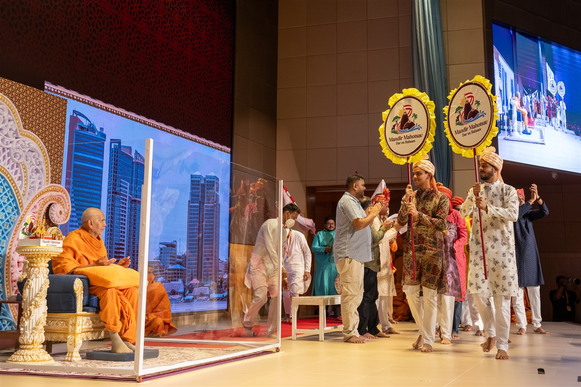 Swamishri observes the parade