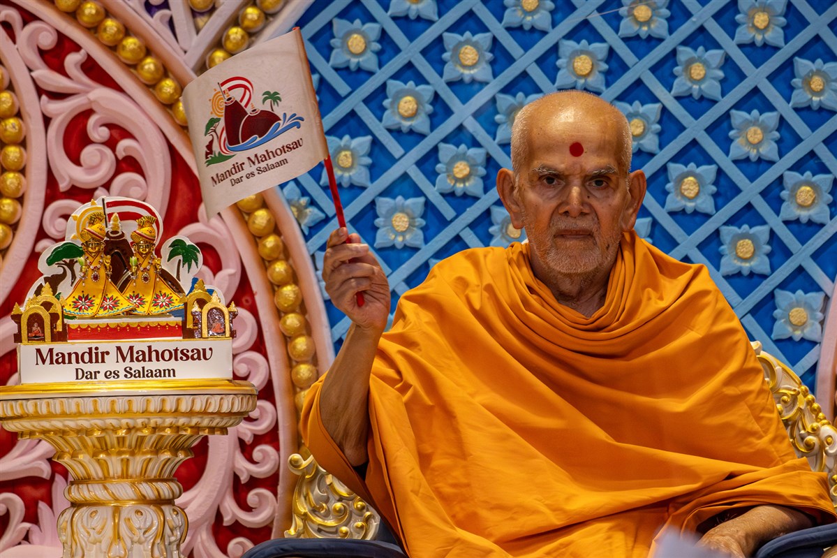 Swamishri waves a flag