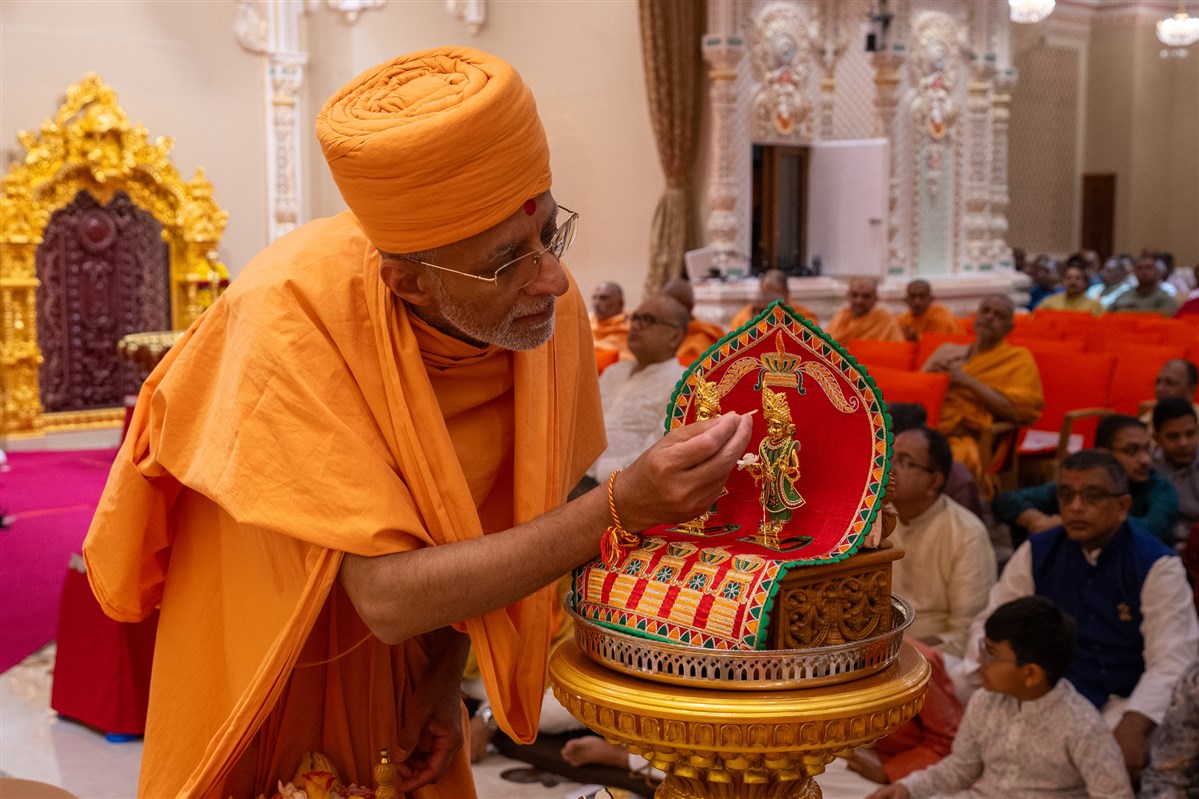 Priyavrat Swami performs pujan of Shri Akshar-Purushottam Maharaj
