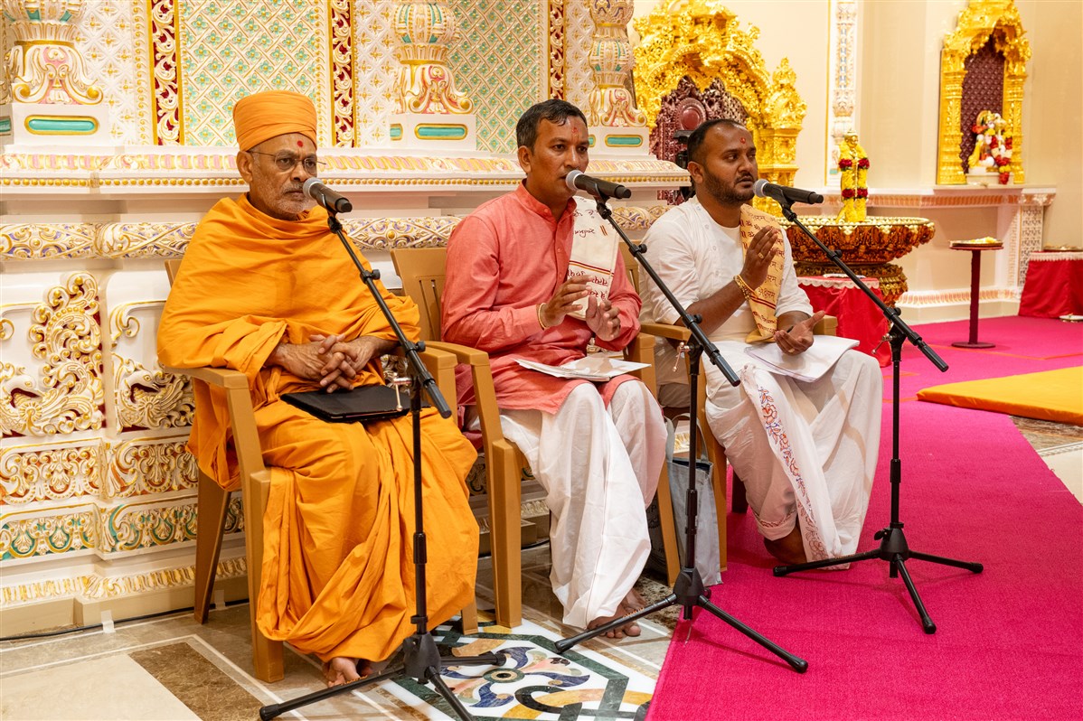 Shrutiprakash Swami and pandits chants Vedic shlokas