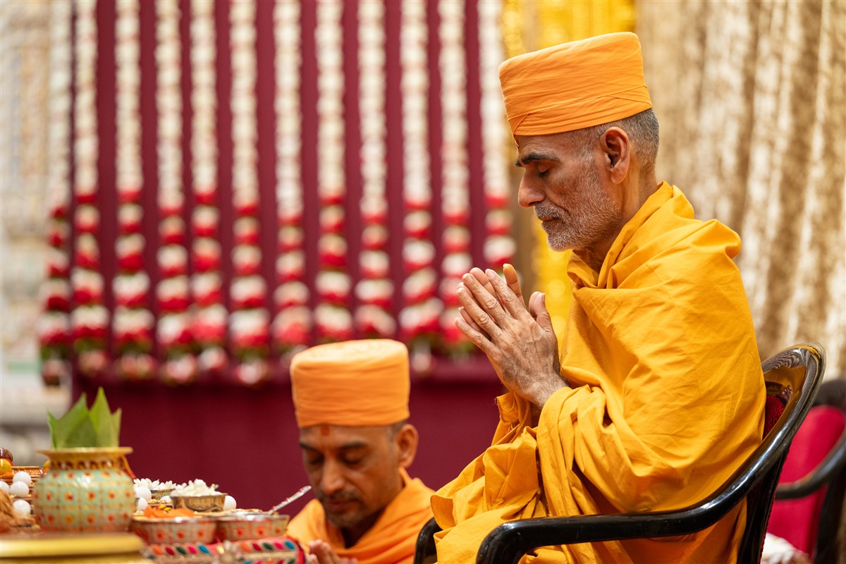 Anandswarup Swami performs pratishtha mahapuja rituals