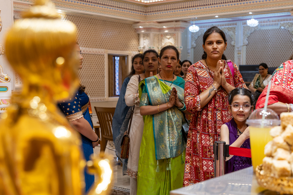 Devotees doing darshan of Shri Nilkanth Varni
