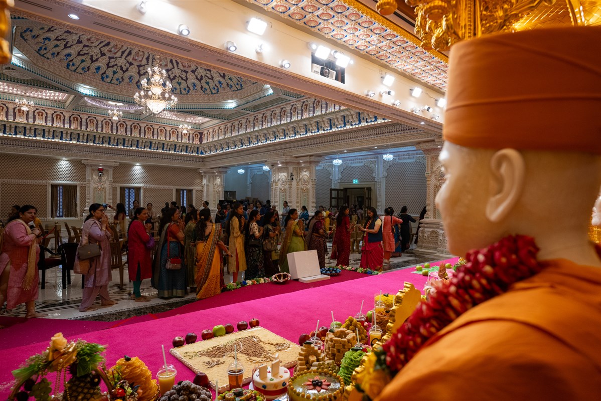 Devotees doing darshan of Thakorji