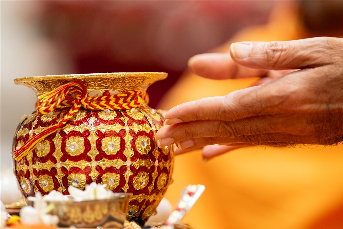 Anandswarup Swami performs pratishtha mahapuja rituals