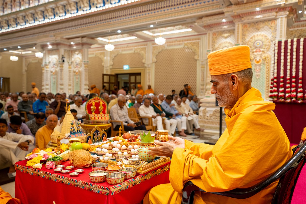 Anandswarup Swami performs pratishtha mahapuja rituals