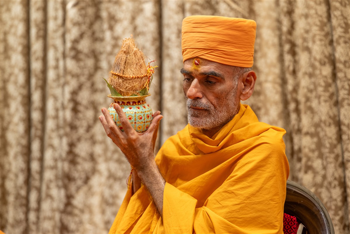 Anandswarup Swami performs pratishtha mahapuja rituals