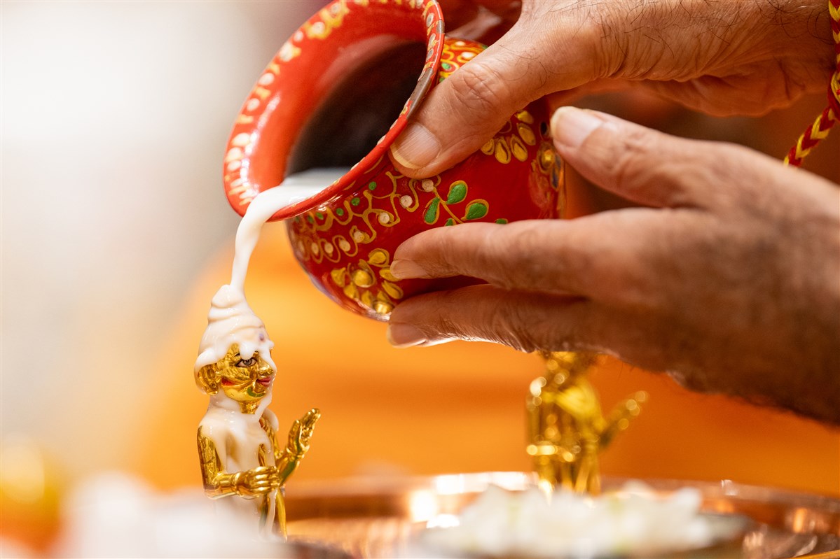 Anandswarup Swami performs pratishtha mahapuja rituals