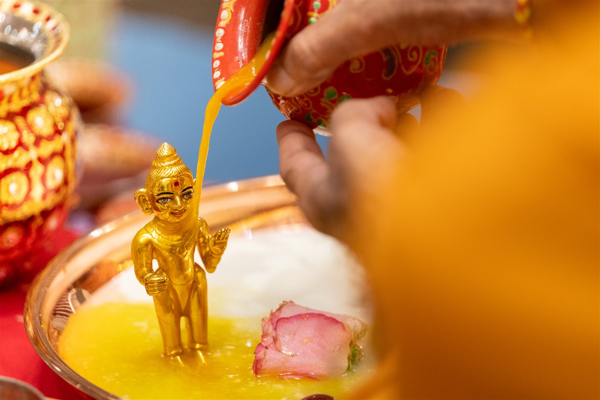 Anandswarup Swami performs pratishtha mahapuja rituals