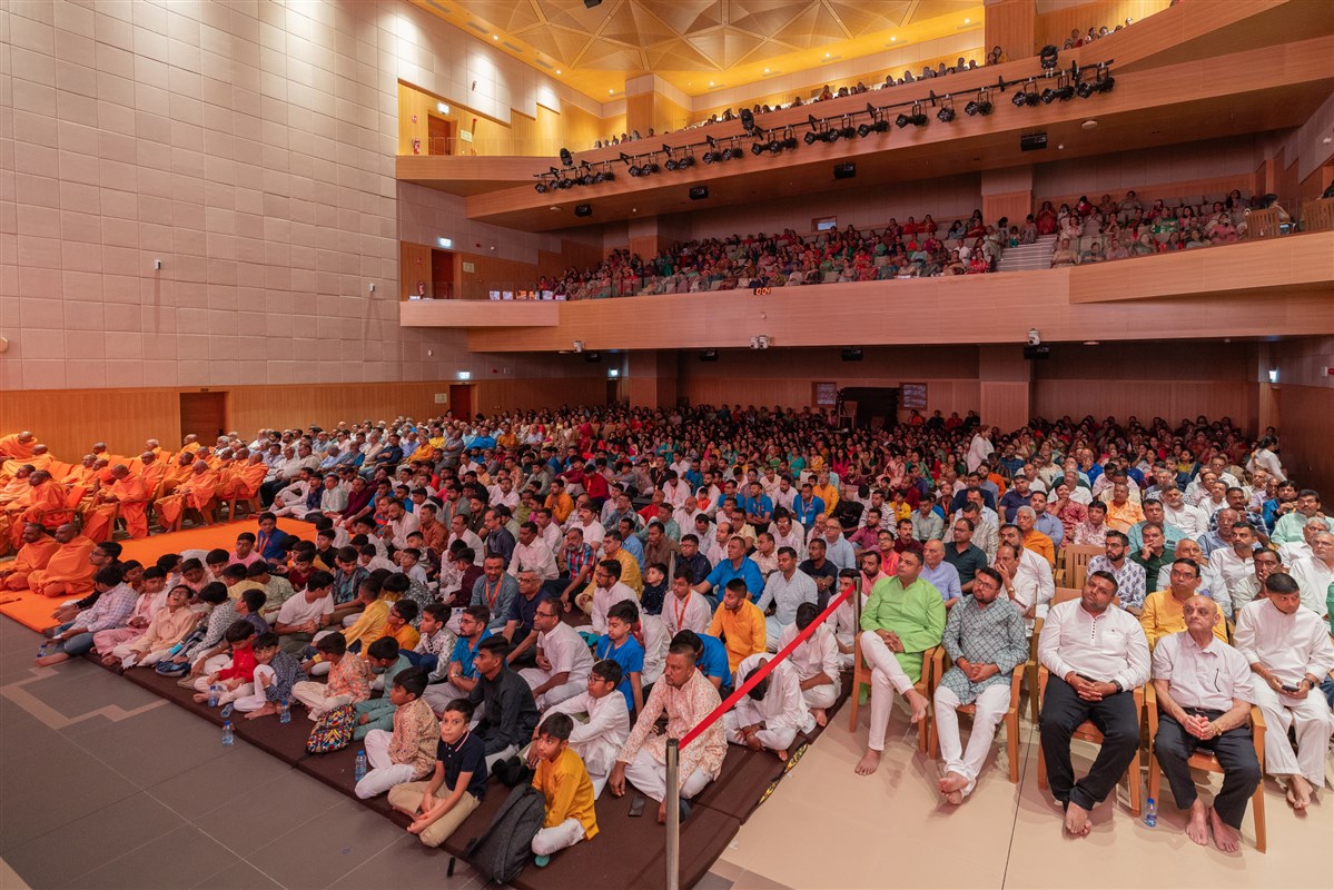 Devotees during the pratishtha mahapuja rituals