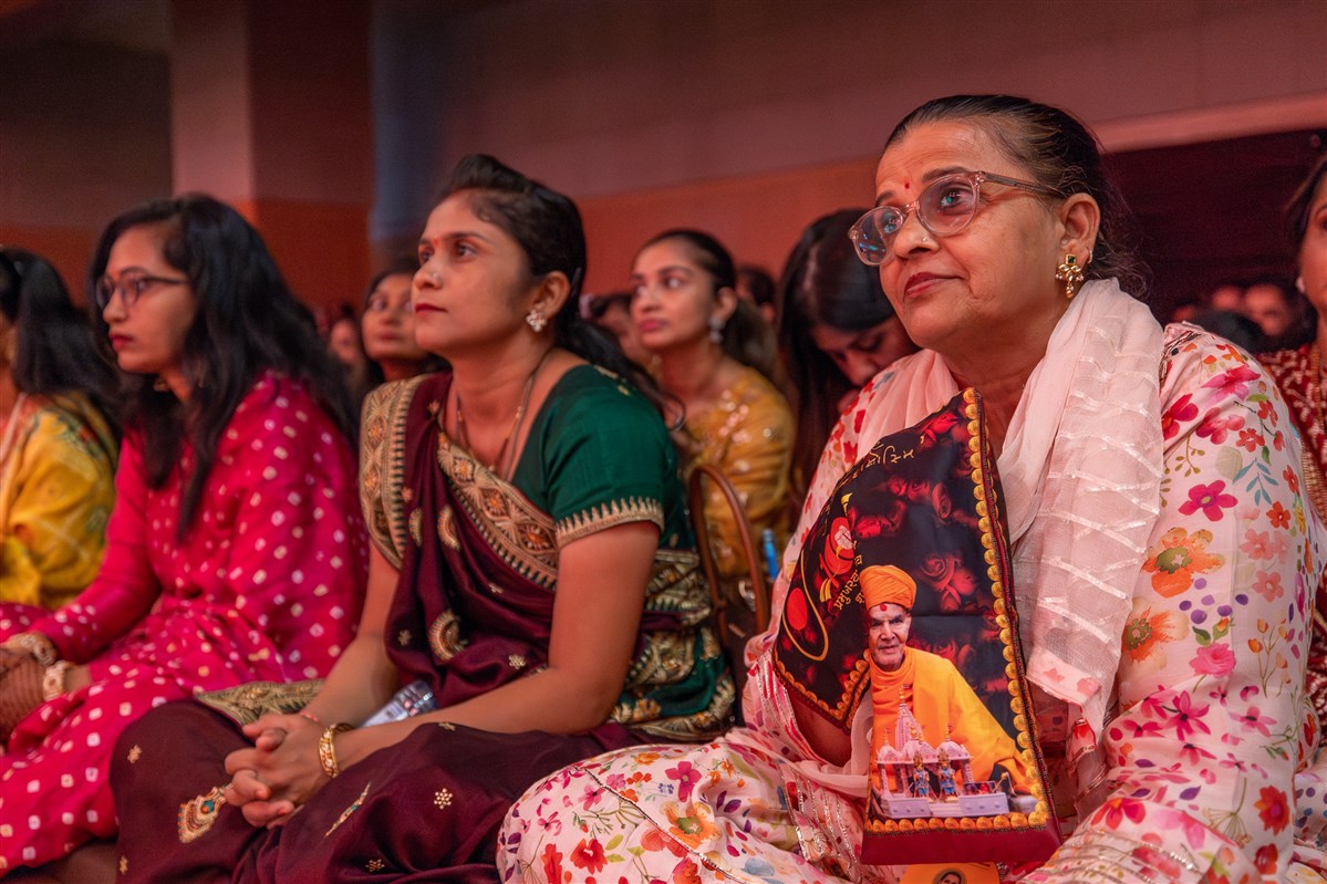Devotees during the pratishtha mahapuja rituals