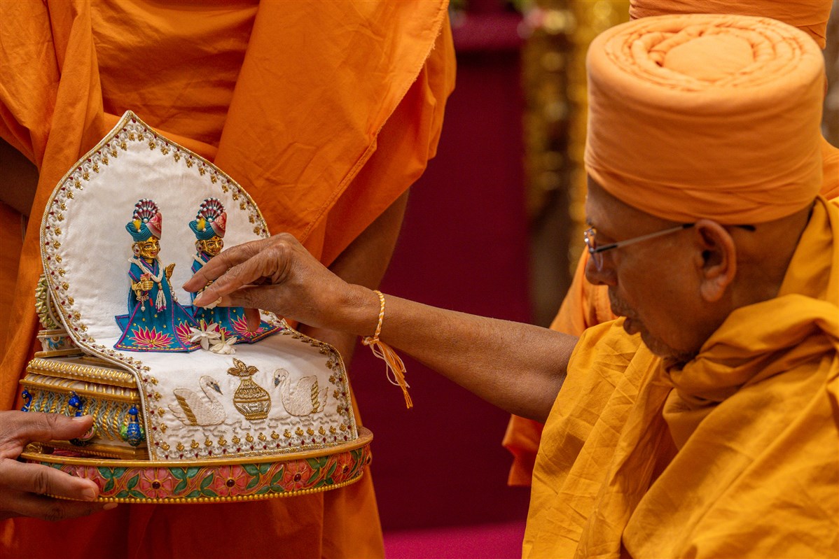 Pujya Tyagvallabh Swami performs pratishtha mahapuja rituals