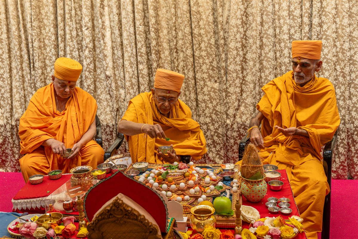 Pujya Ishwarcharan Swami, Pujya Tyagvallabh Swami and Anandswarup Swami perform pratishtha mahapuja rituals