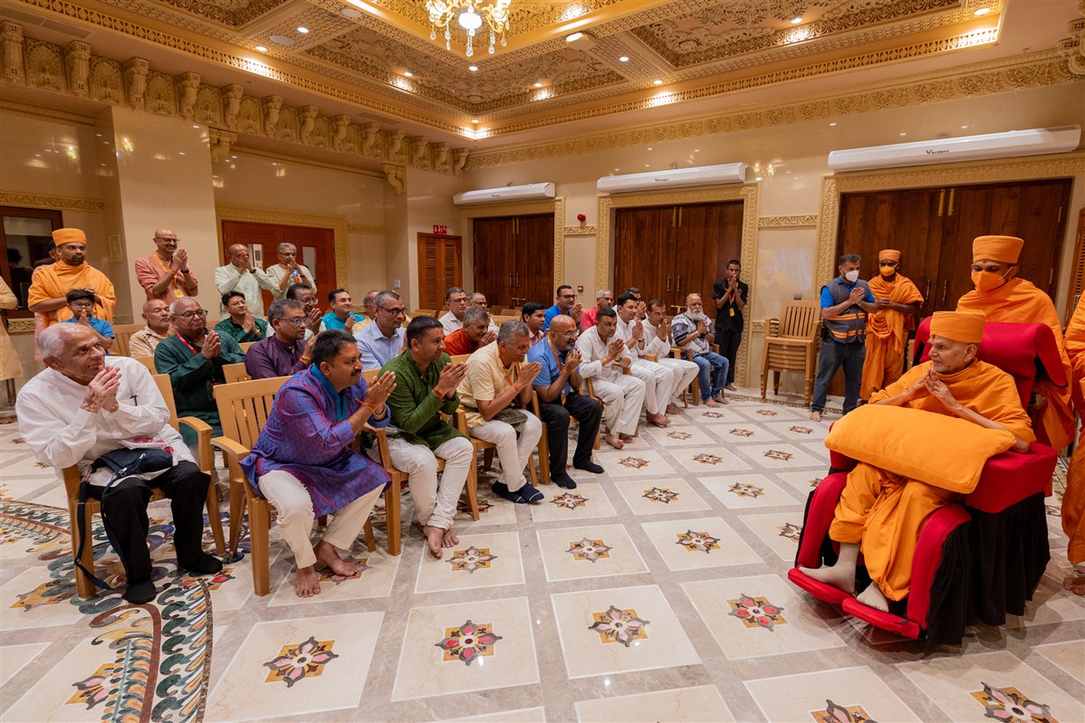 Swamishri arrives for the murti-pratishtha ceremony 