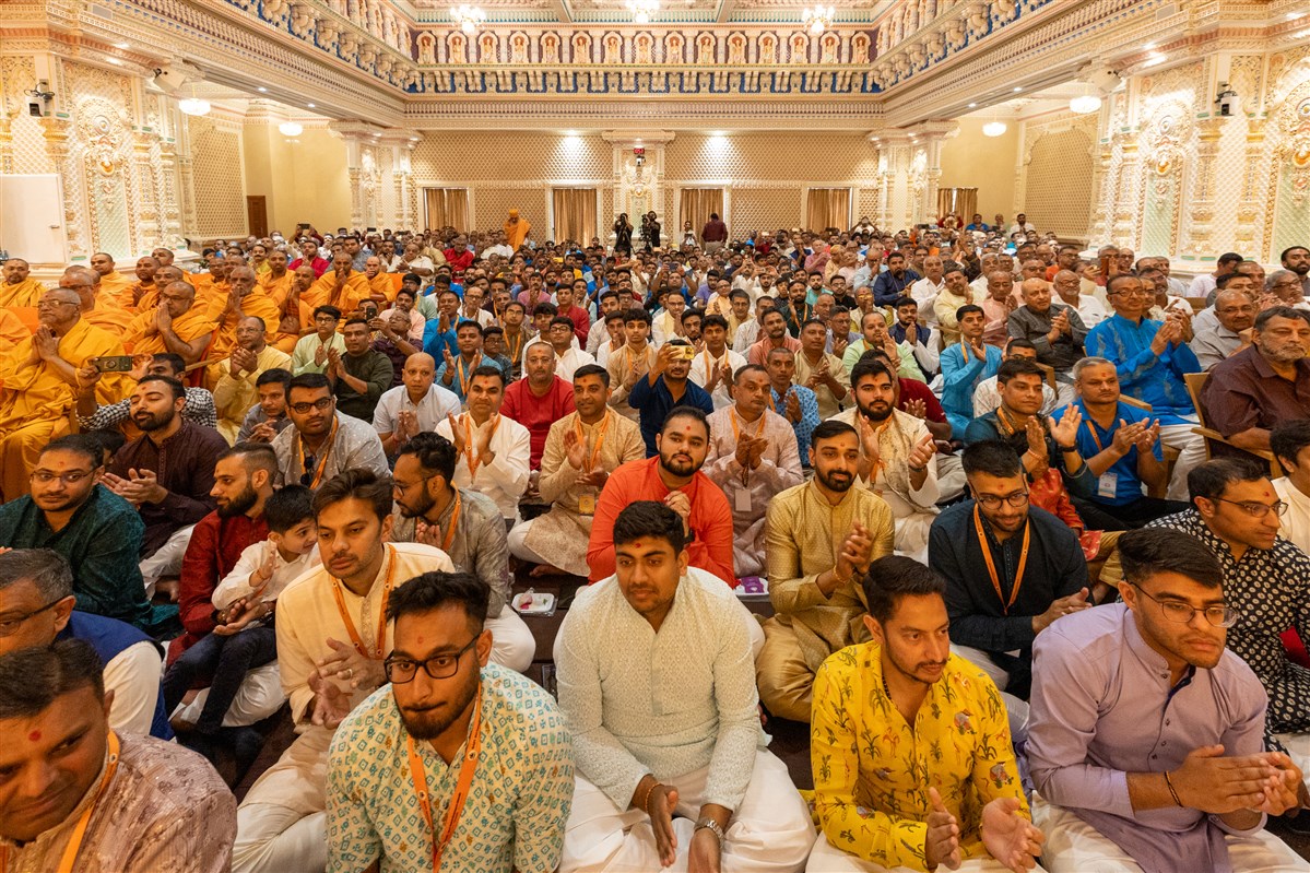 Devotees during the pratishtha rituals