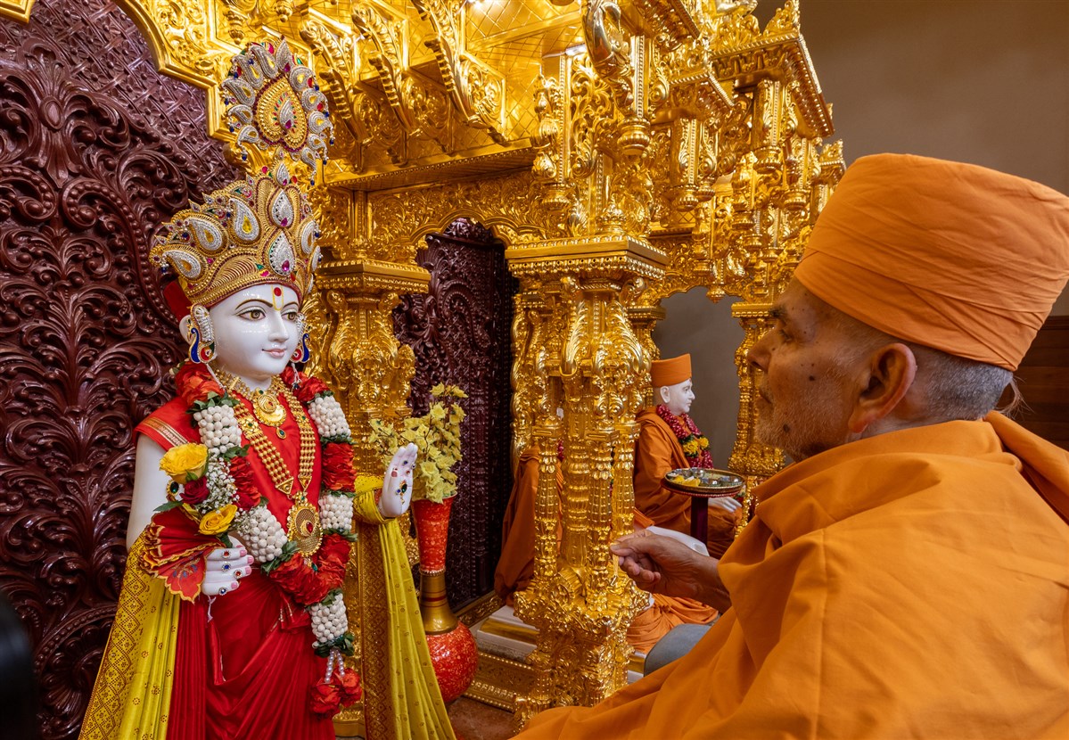 Swamishri performs the murti-pratishtha rituals