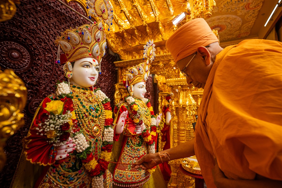 Pujya Tyagvallabh Swami performs the murti-pratishtha rituals