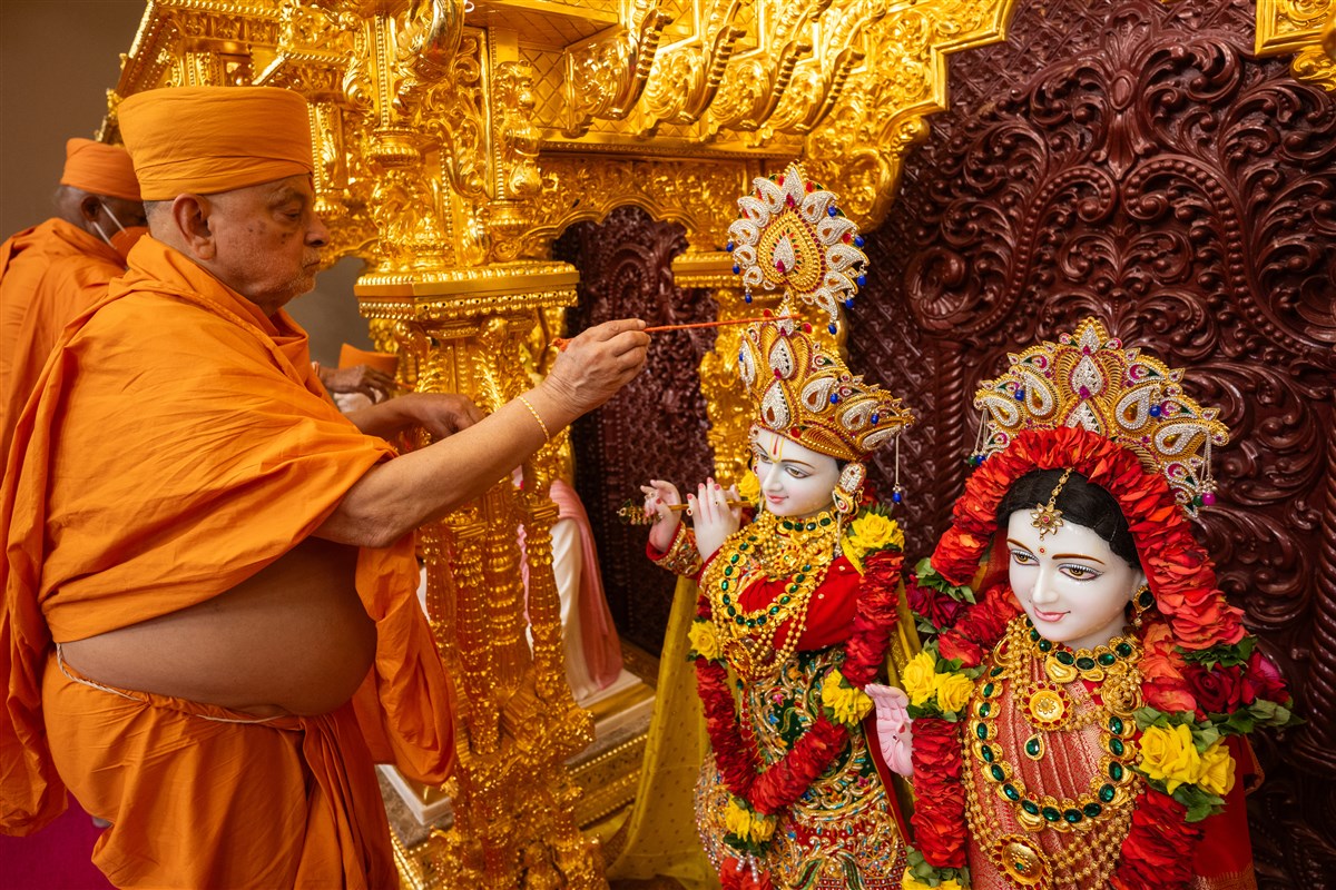 Pujya Ishwarcharan Swami performs the murti-pratishtha rituals