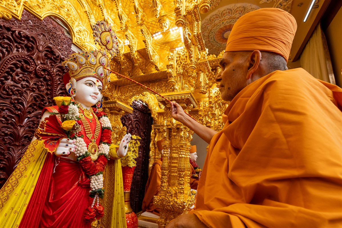 Swamishri performs the murti-pratishtha rituals