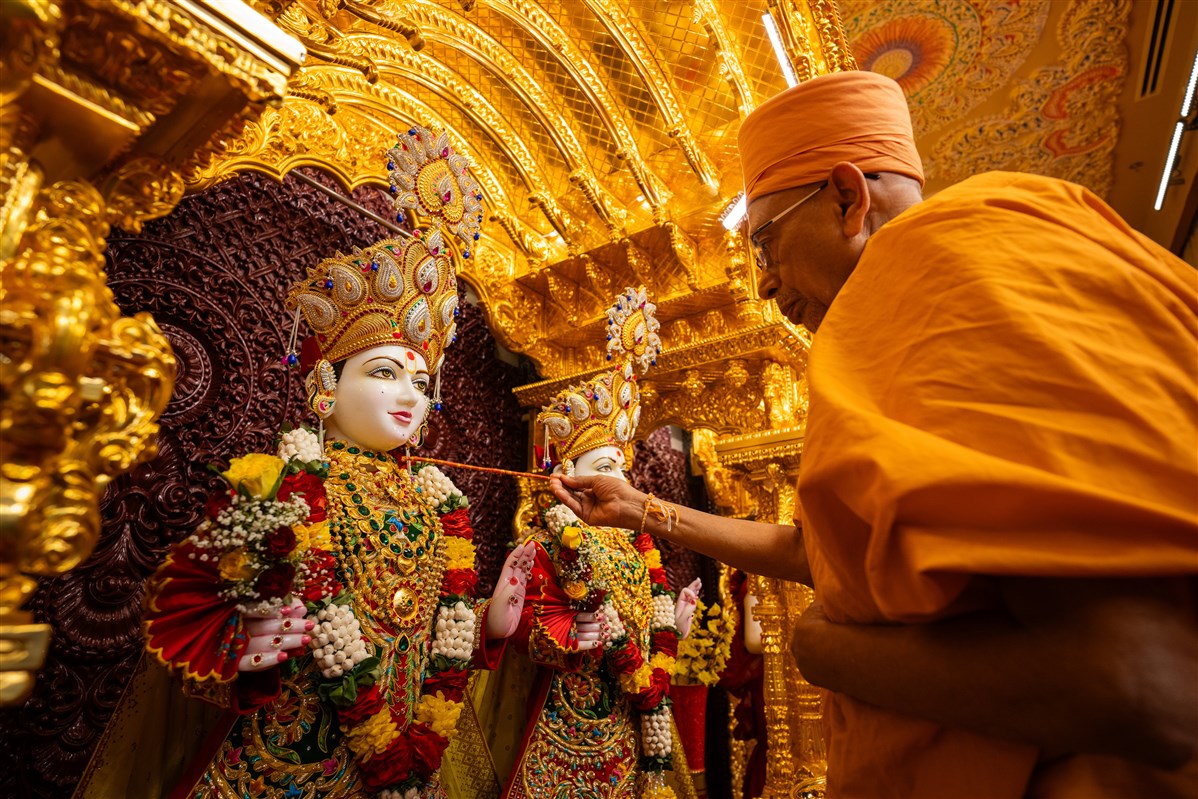 Pujya Tyagvallabh Swami performs the murti-pratishtha rituals