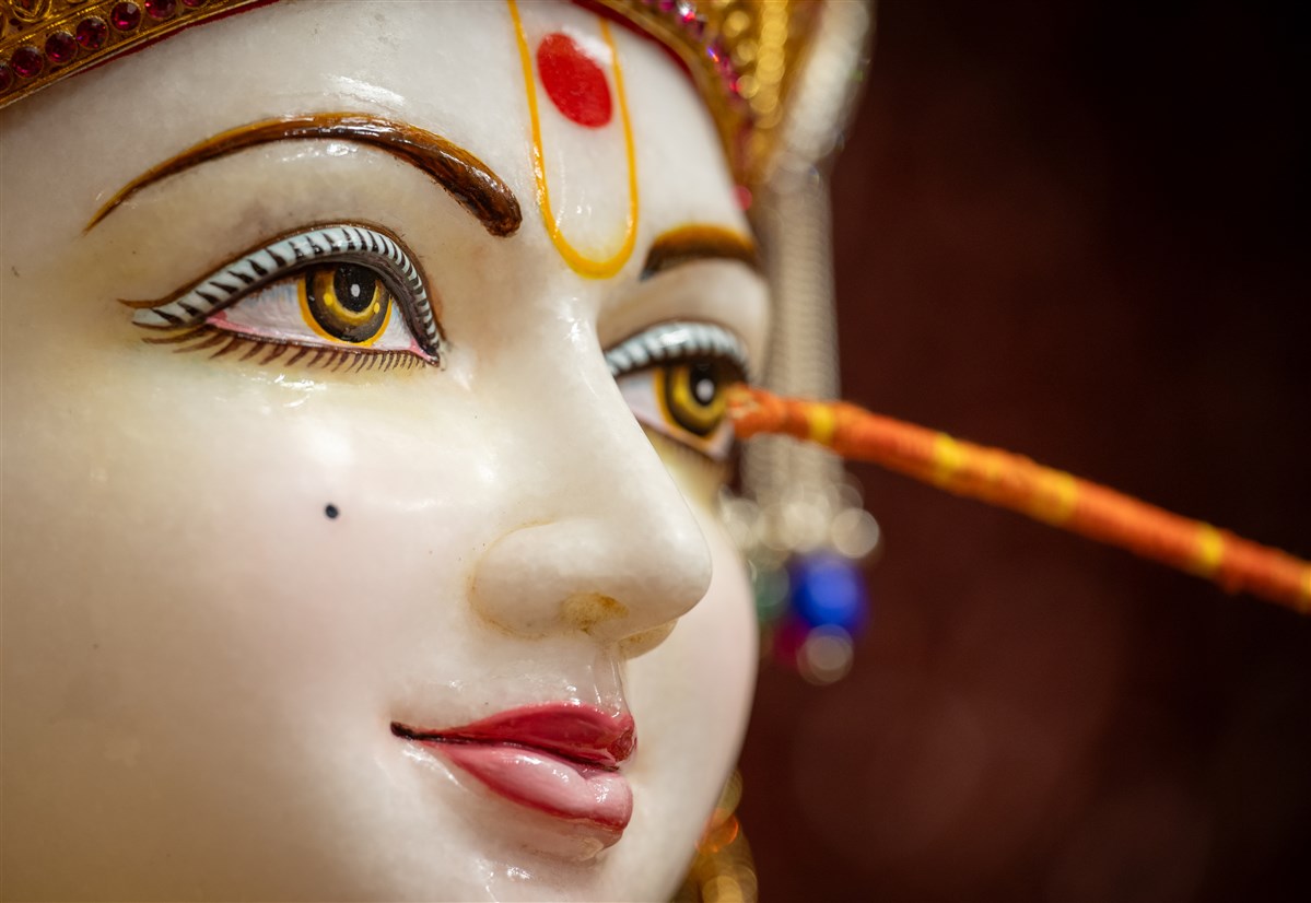 Swamishri performs the murti-pratishtha rituals