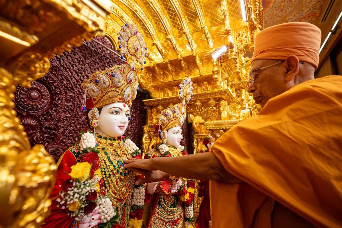 Pujya Tyagvallabh Swami performs the murti-pratishtha rituals