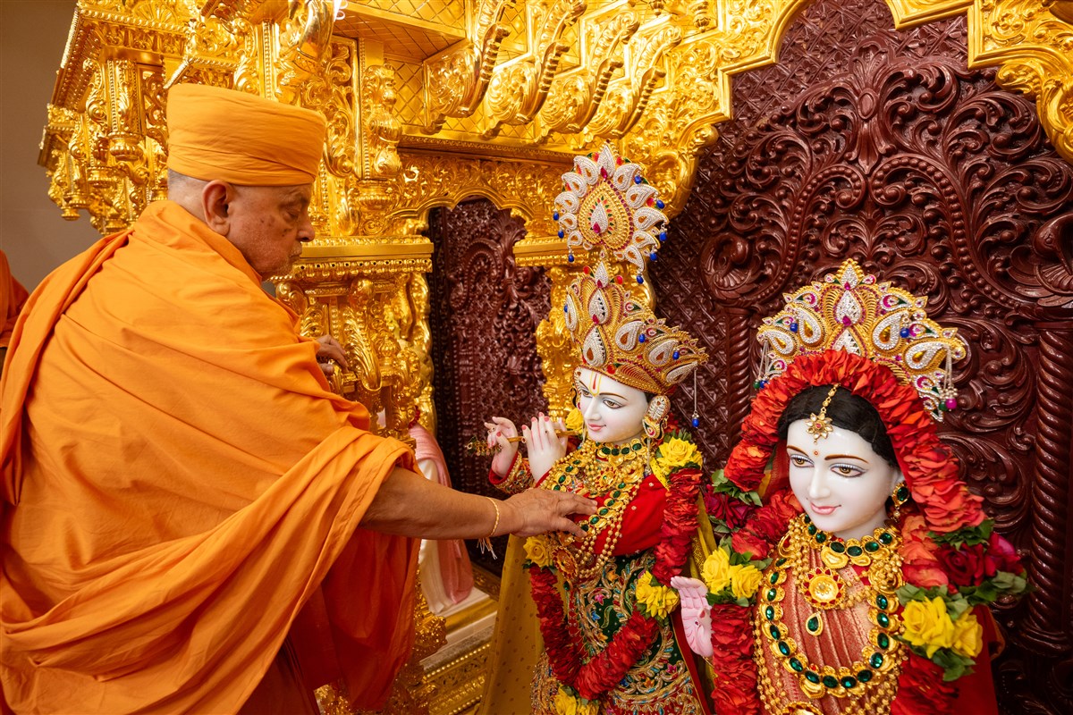 Pujya Ishwarcharan Swami performs the murti-pratishtha rituals
