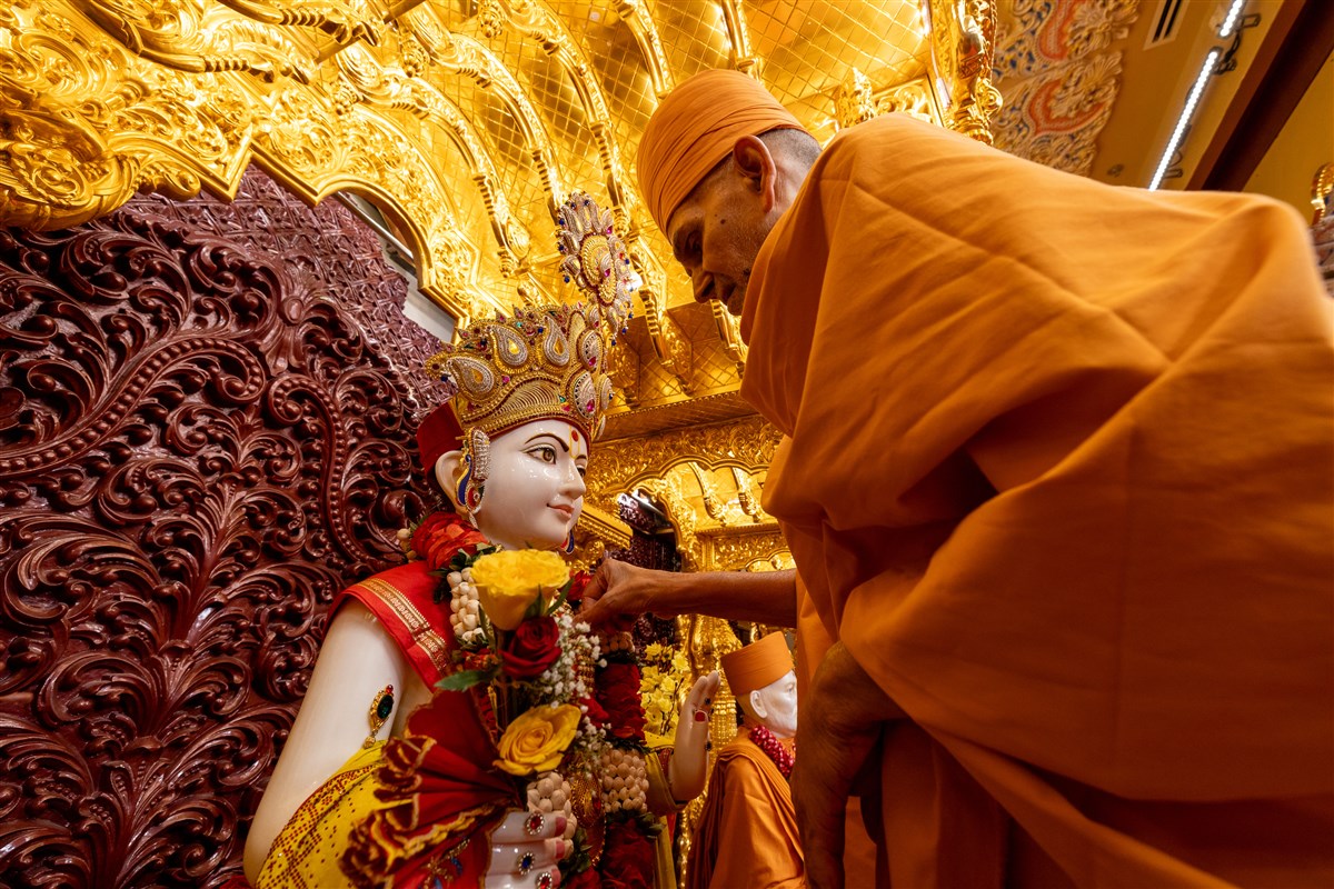 Swamishri performs the murti-pratishtha rituals