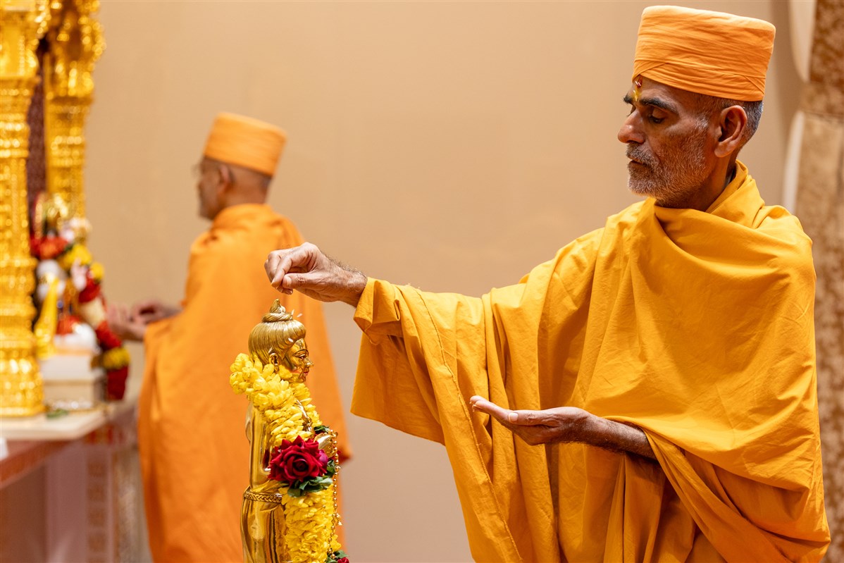 Anandswarup Swami performs the murti-pratishtha rituals