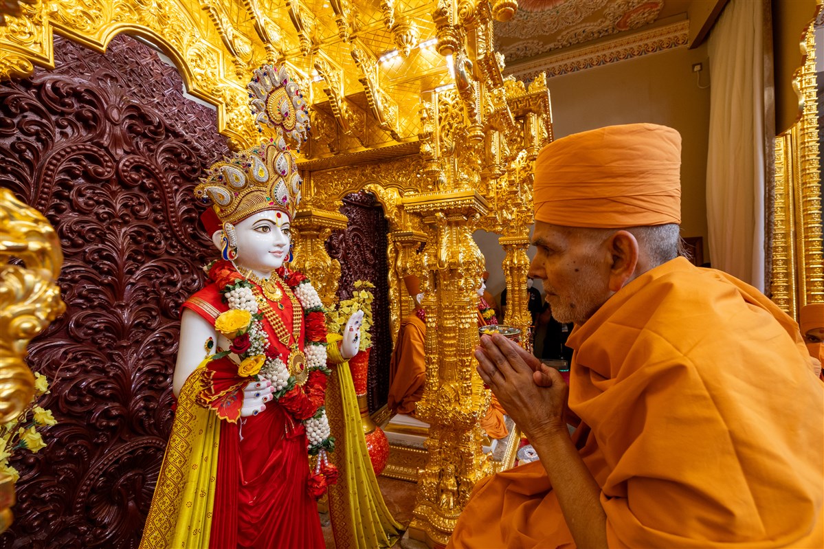 Swamishri performs the murti-pratishtha rituals