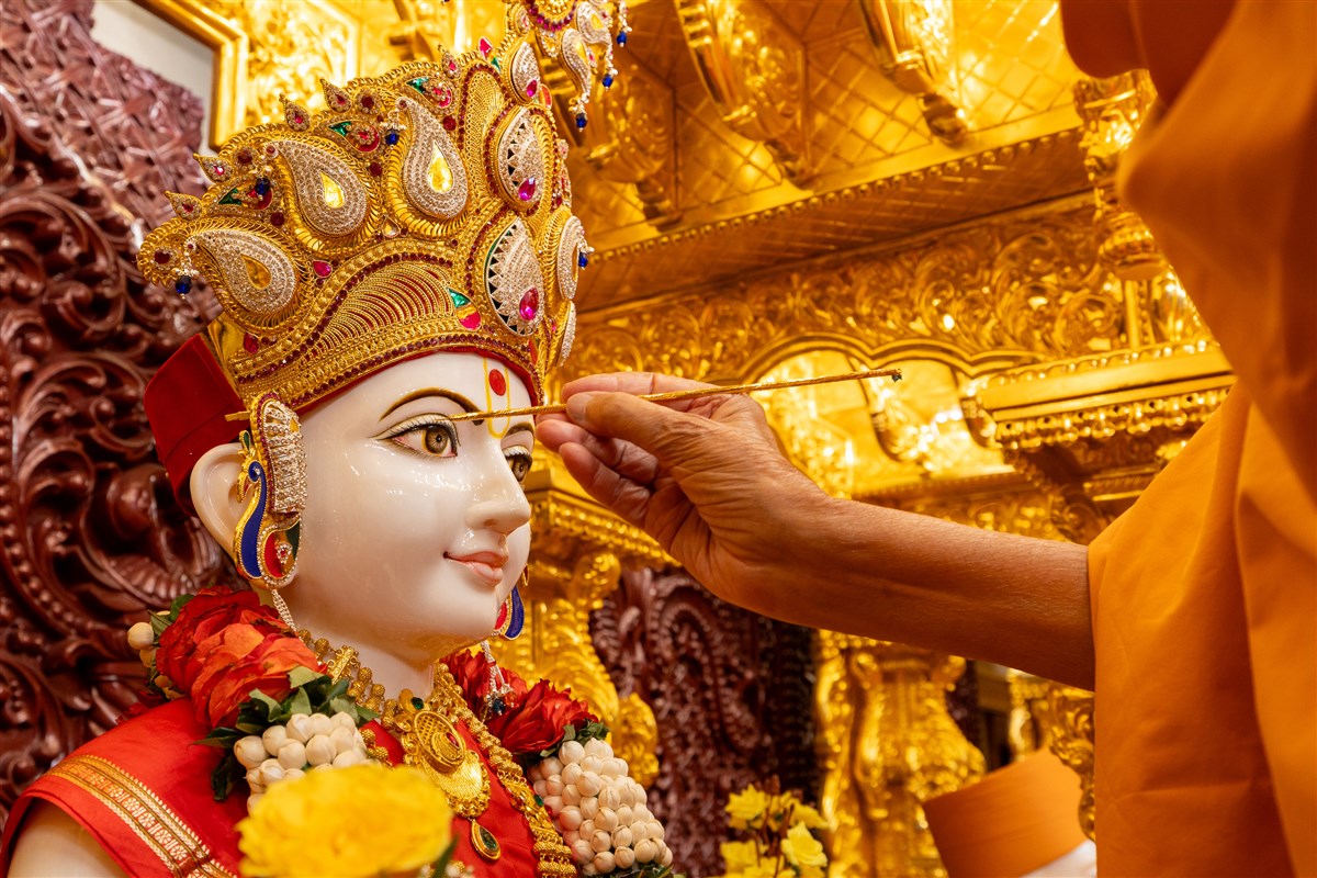 Swamishri performs the murti-pratishtha rituals