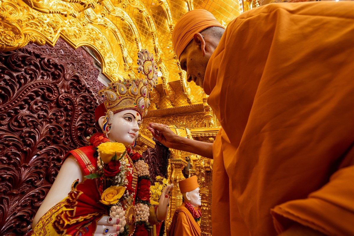 Swamishri performs the murti-pratishtha rituals