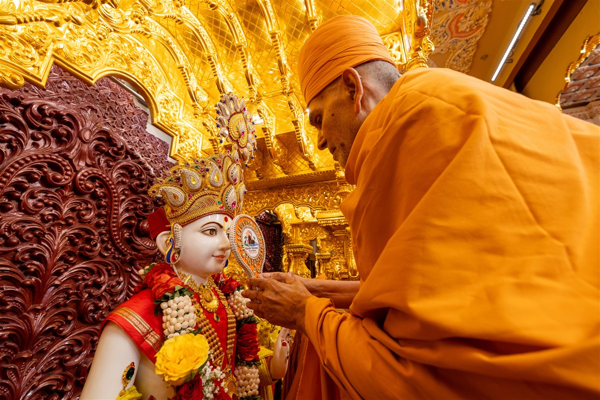 Swamishri performs the murti-pratishtha rituals
