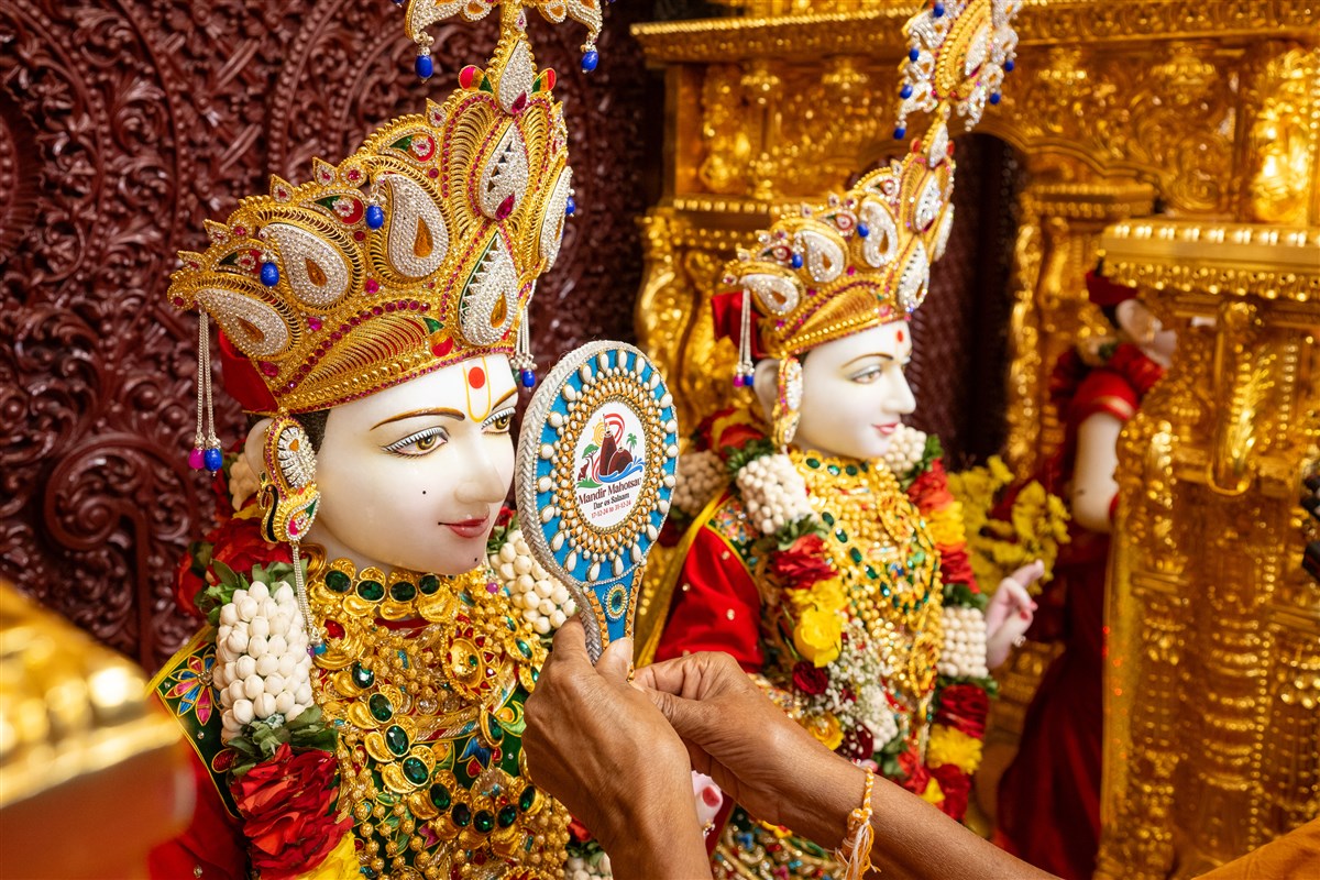 Pujya Tyagvallabh Swami performs the murti-pratishtha rituals