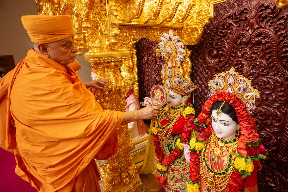 Pujya Ishwarcharan Swami performs the murti-pratishtha rituals