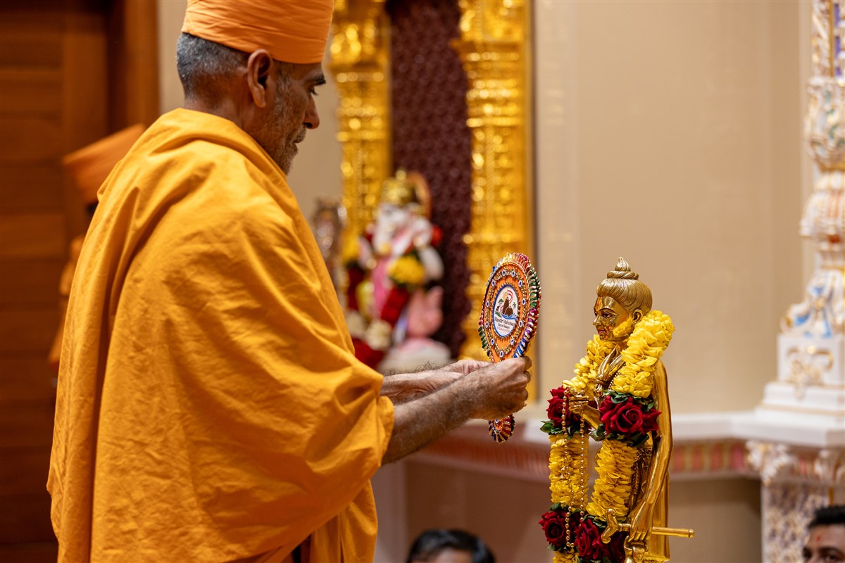 Anandswarup Swami performs the murti-pratishtha rituals