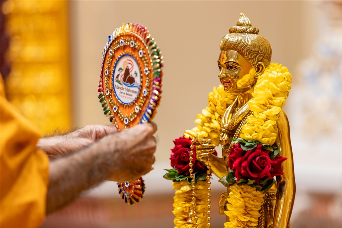 Anandswarup Swami performs the murti-pratishtha rituals