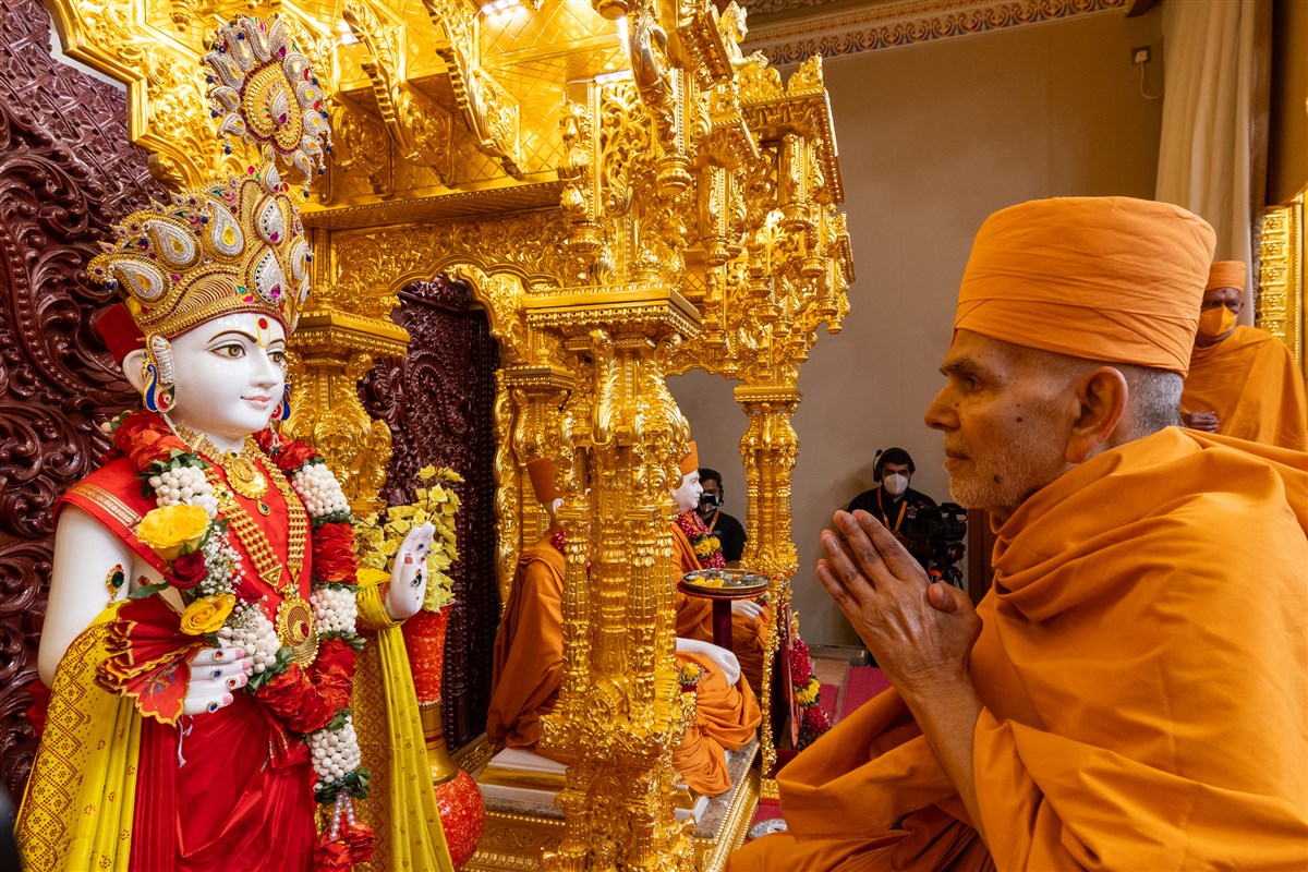 Swamishri engrossed in darshan of Shri Ghanshyam Maharaj