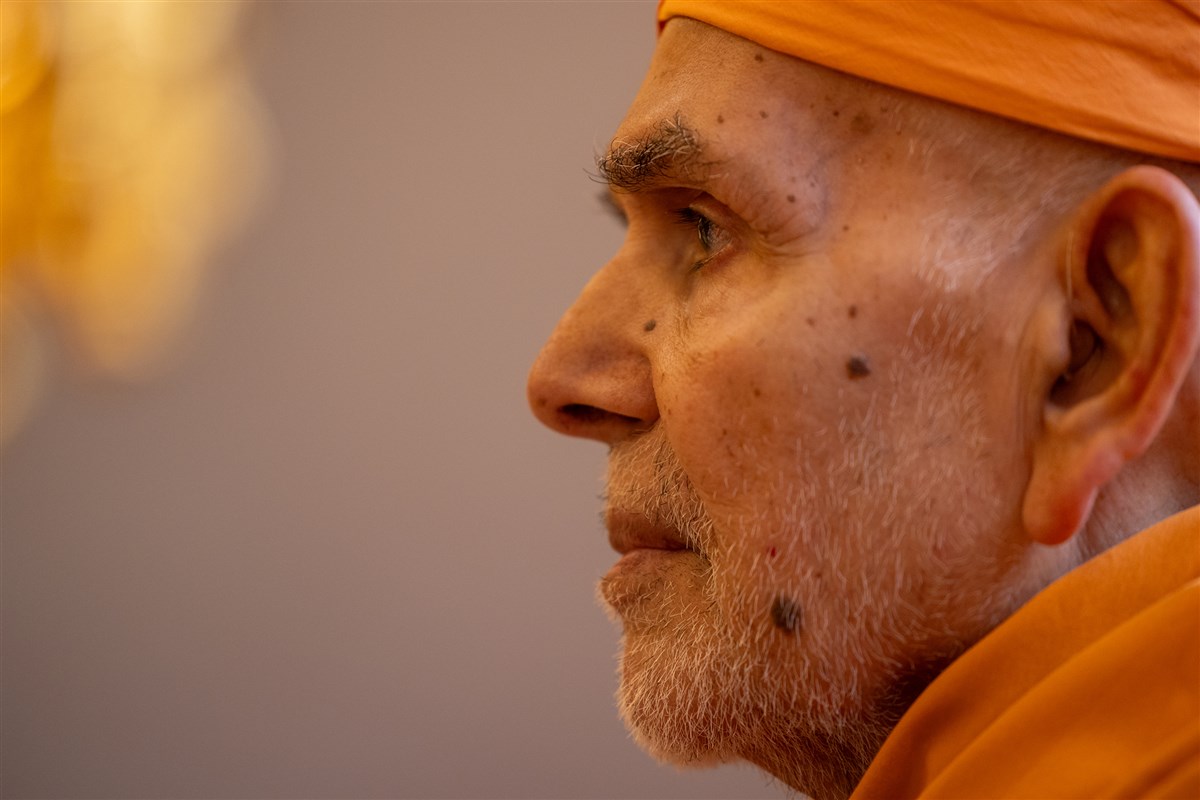 Swamishri engrossed in darshan of Shri Ghanshyam Maharaj